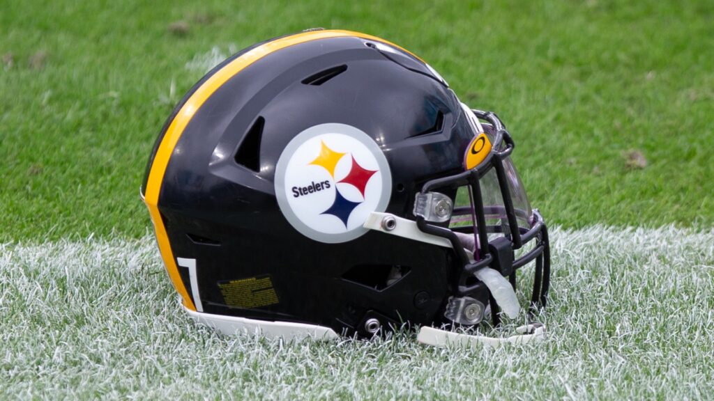 steelers-helmet-2-120821_ry7nipf5cikd1f823svgxtegj